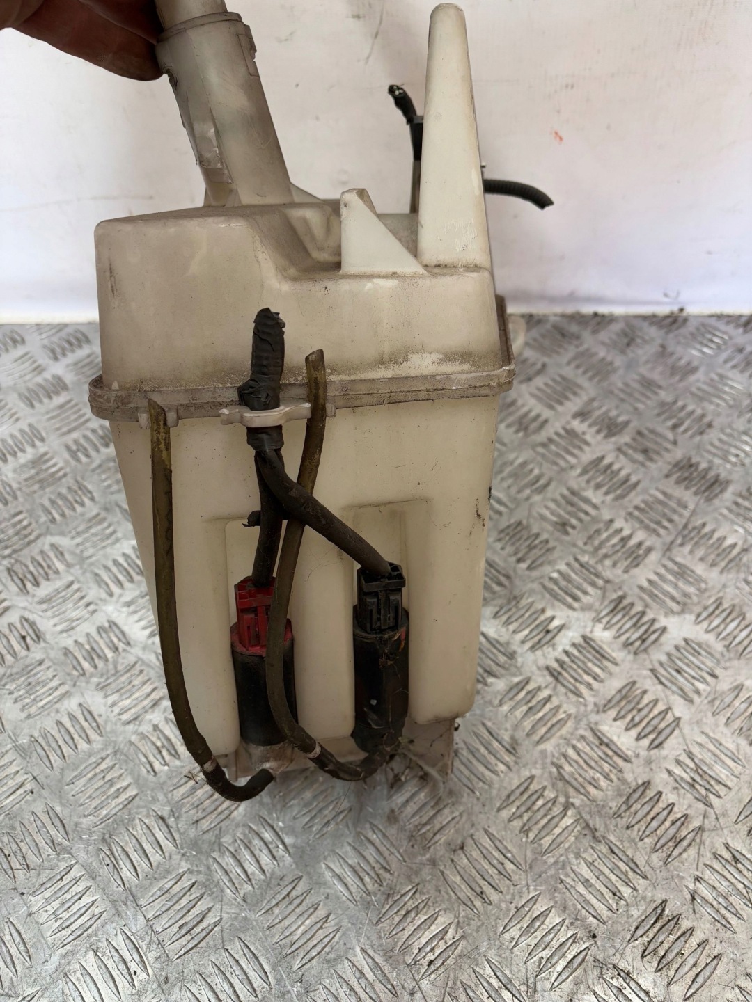 washer fluid tank TOYOTA COROLLA VERSO 04