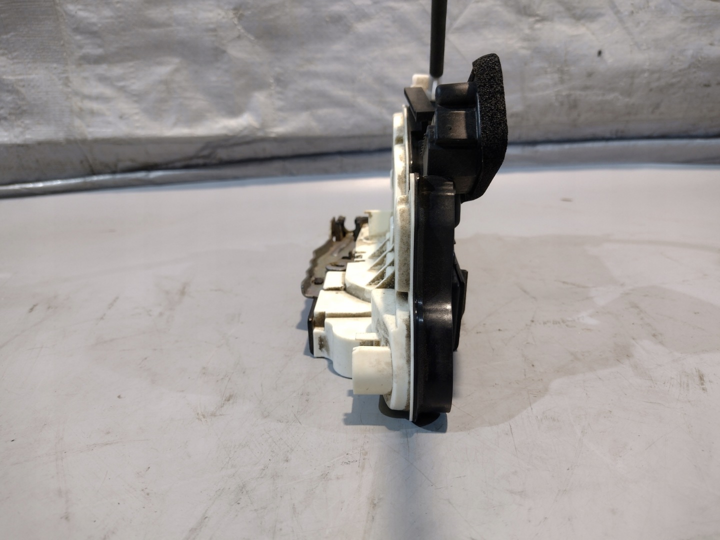 lock door left front Volkswagen Golf VI 6 5K1837015B