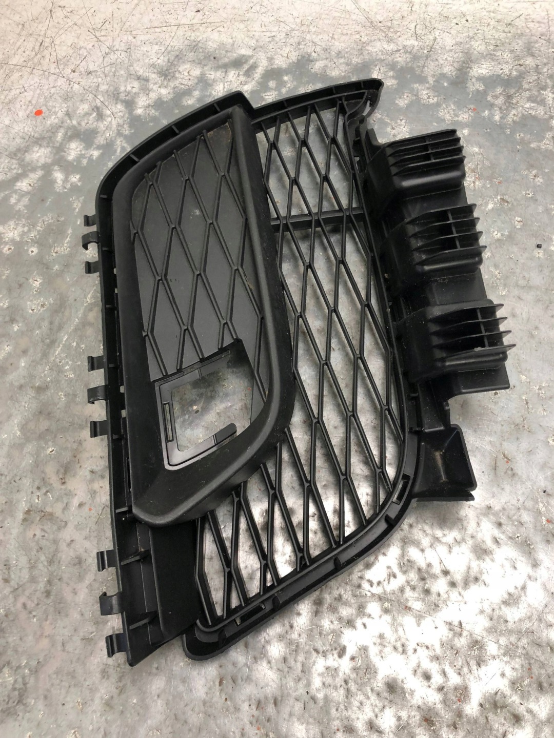 grid of a bumper left front TOYOTA SUPRA MK5 A90 8811317