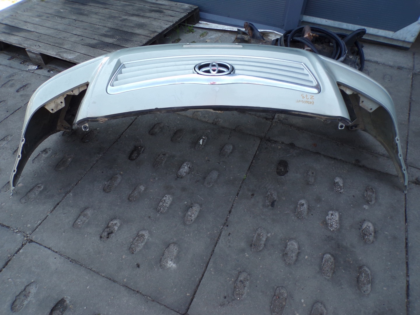 front bumper front TOYOTA AVENSIS T25 before lift colour Z73