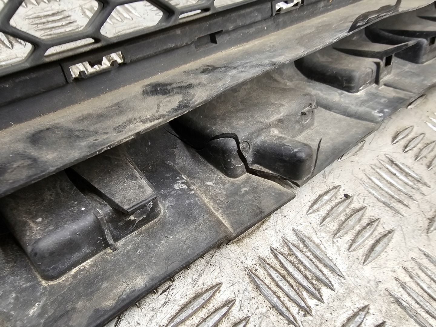 TRAFIC VIVARO III grid of a bumper central front 622544919R 14