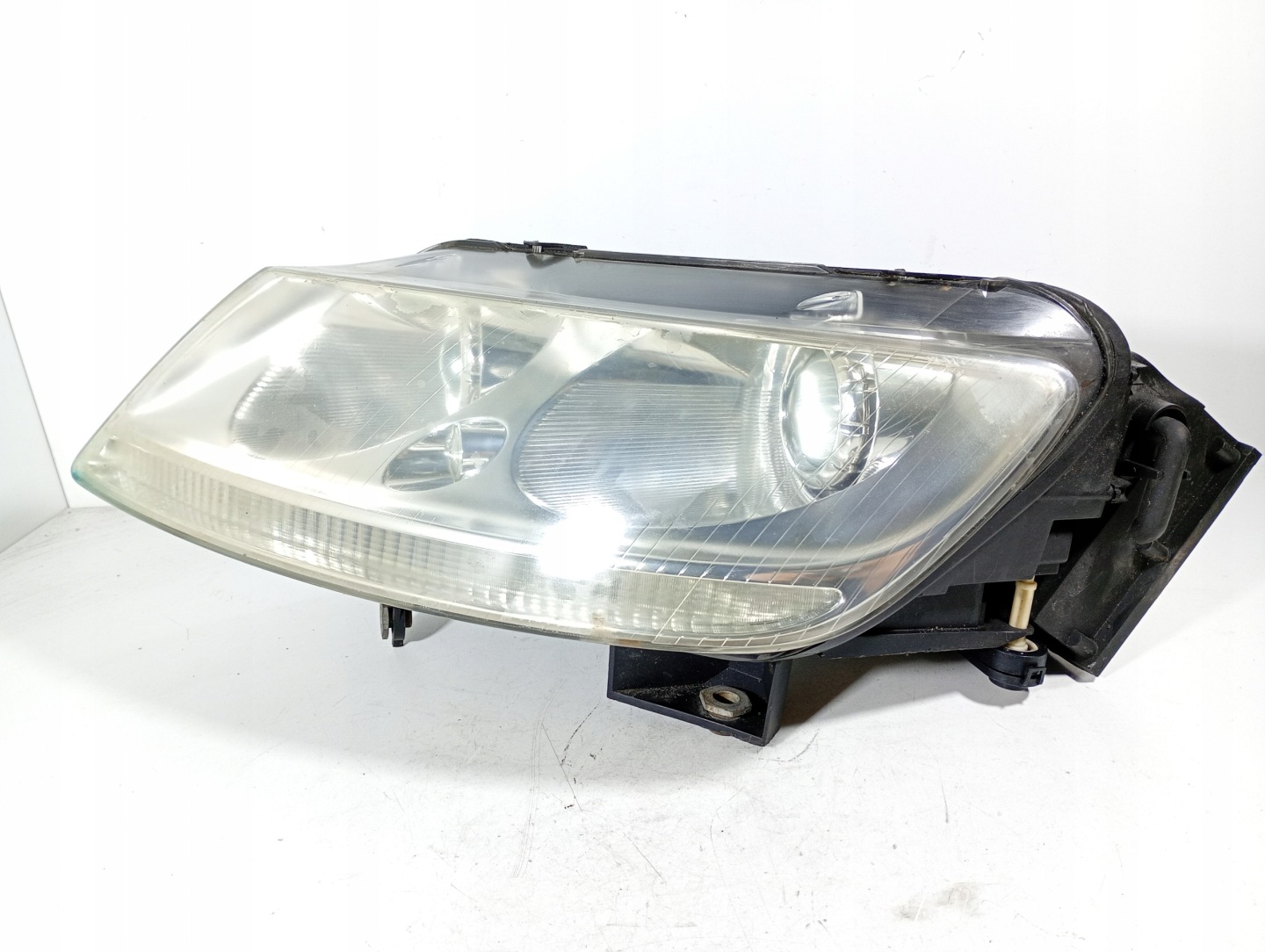 VW Phaeton 02-07 REFLEKTOR left front front XENON