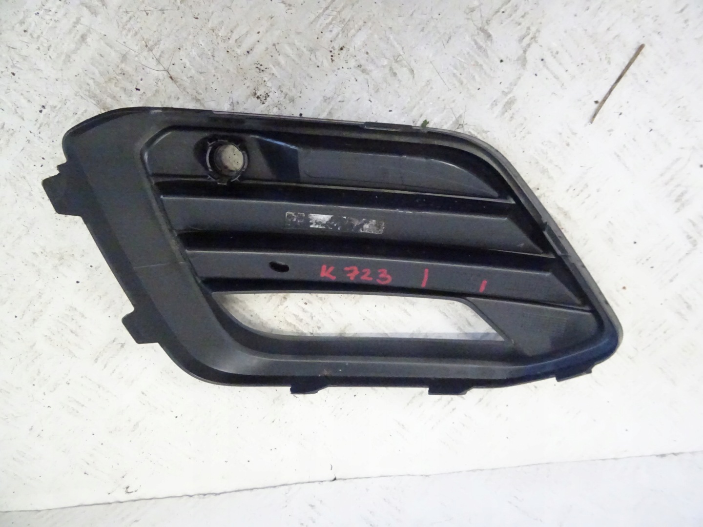 grid of a bumper front front right SEAT ATECA LIFT 575853666R