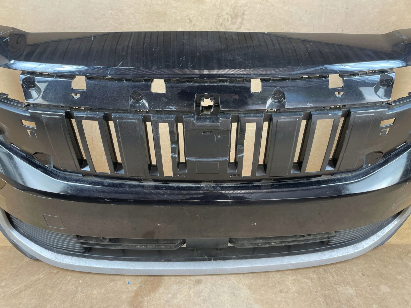 bumper front front FORD EXPLORER EV ELECTRIC ELEKTRYK 2023- 4xPDC