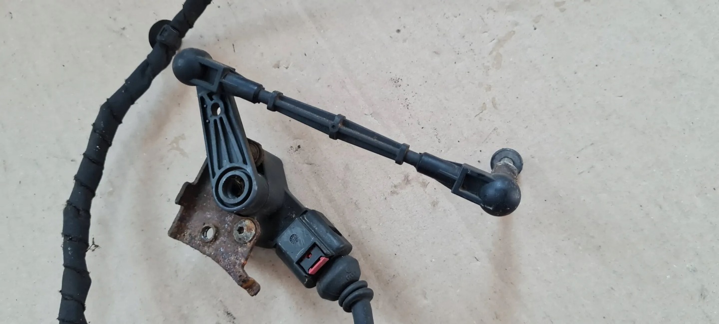 Q7 4M II SENSOR POZIOMOWANIA LICHTE LINKS HECK 4M0907503 A4 B9 8W A5