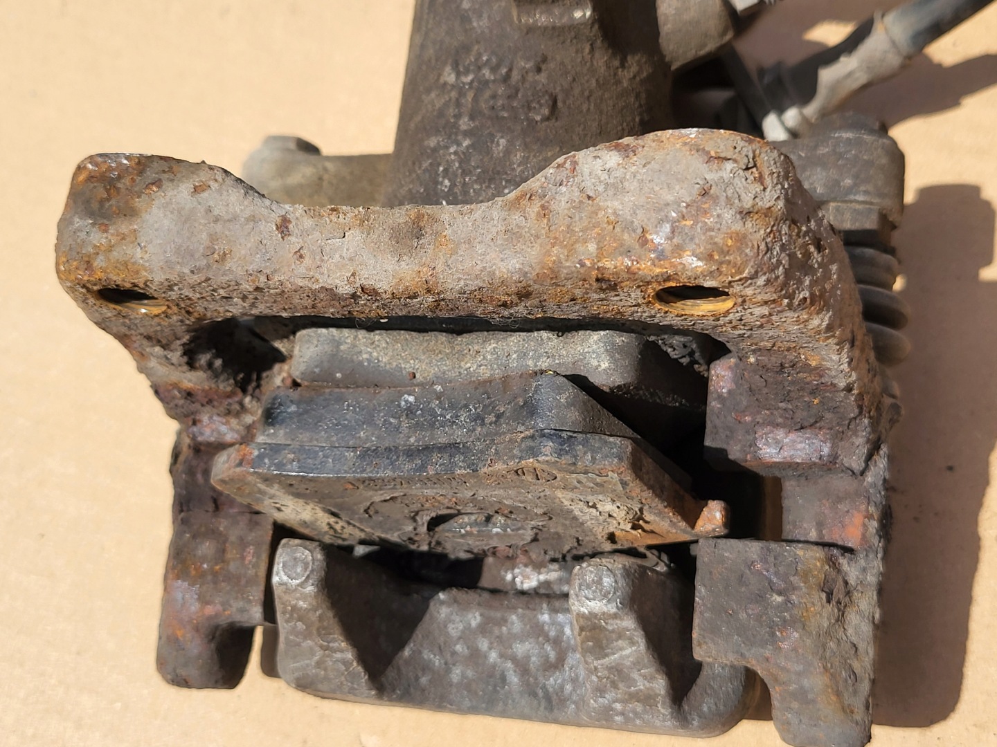 Bremssattel Bremse Sattel Brems- JARZMO Beläge Bremsbeläge hinten VW GOLF V 5 TDI rechts oder links OE