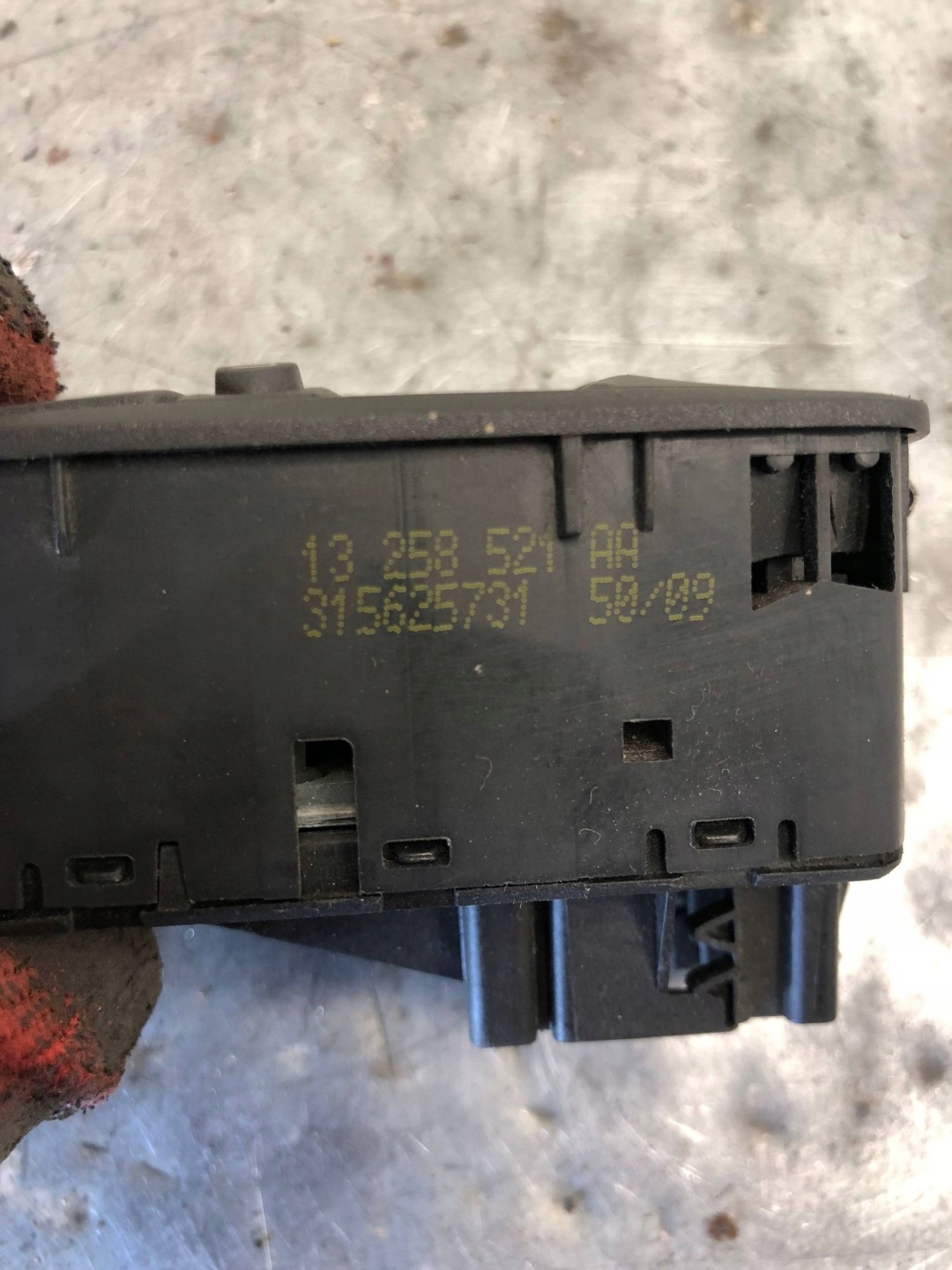 window control switch left front OPEL CORSA D 13258521