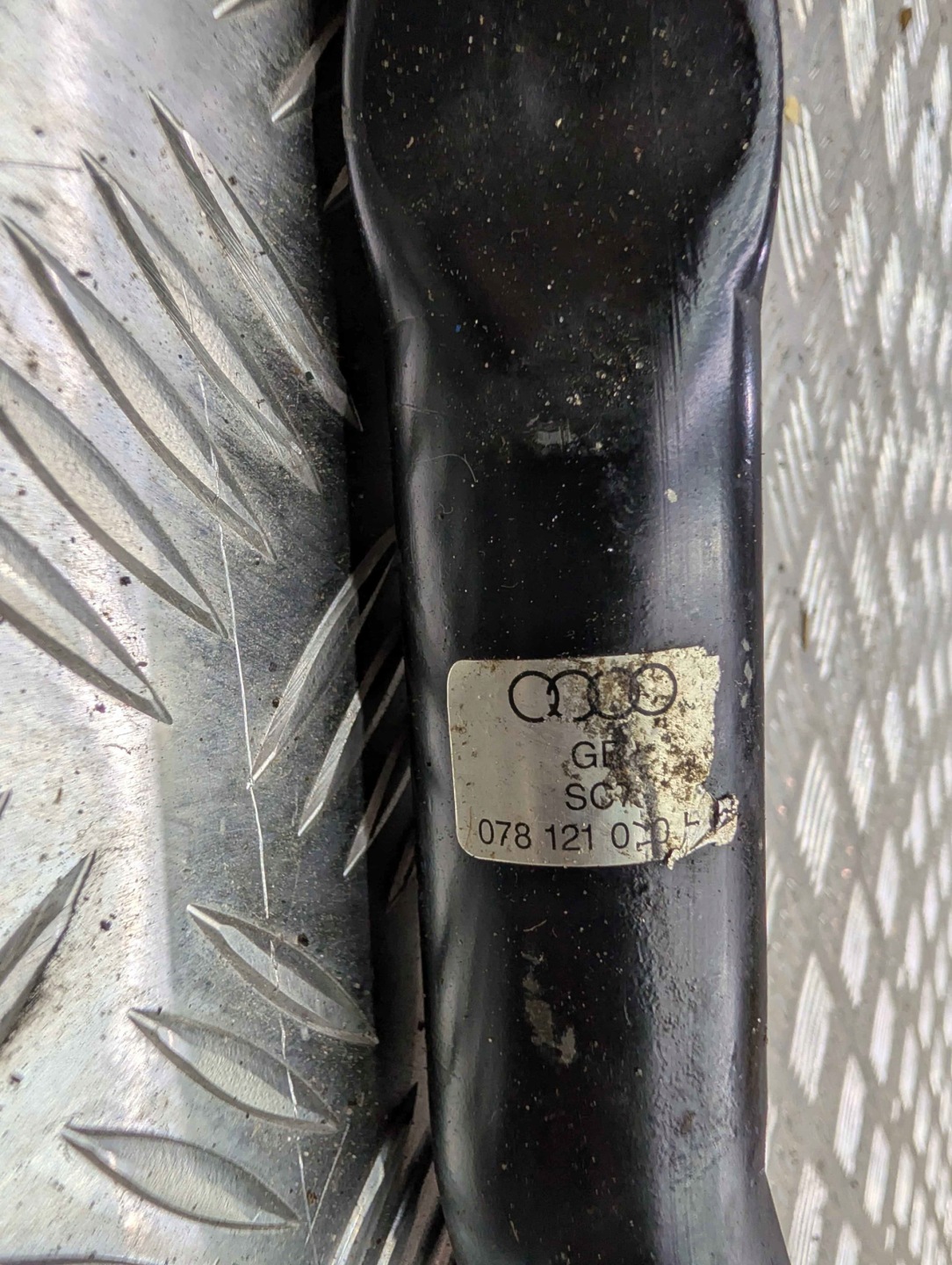 Magistrala vode Wodna prijenos 2.4 2.8 AUDI A4 A6 078121070