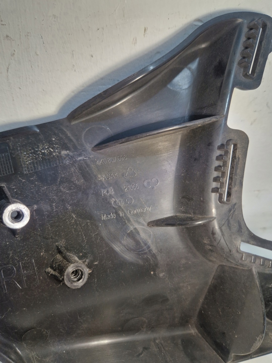 * AUDI A6 C8 right bumper bracket front 4K0807098