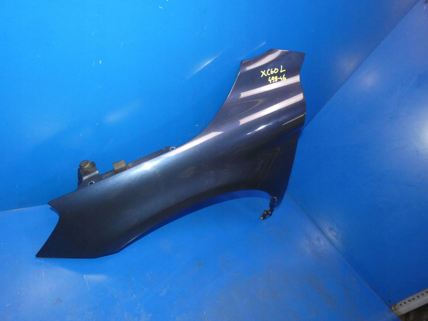 VOLVO XC60 and fender left front front - STAN as for FOTO