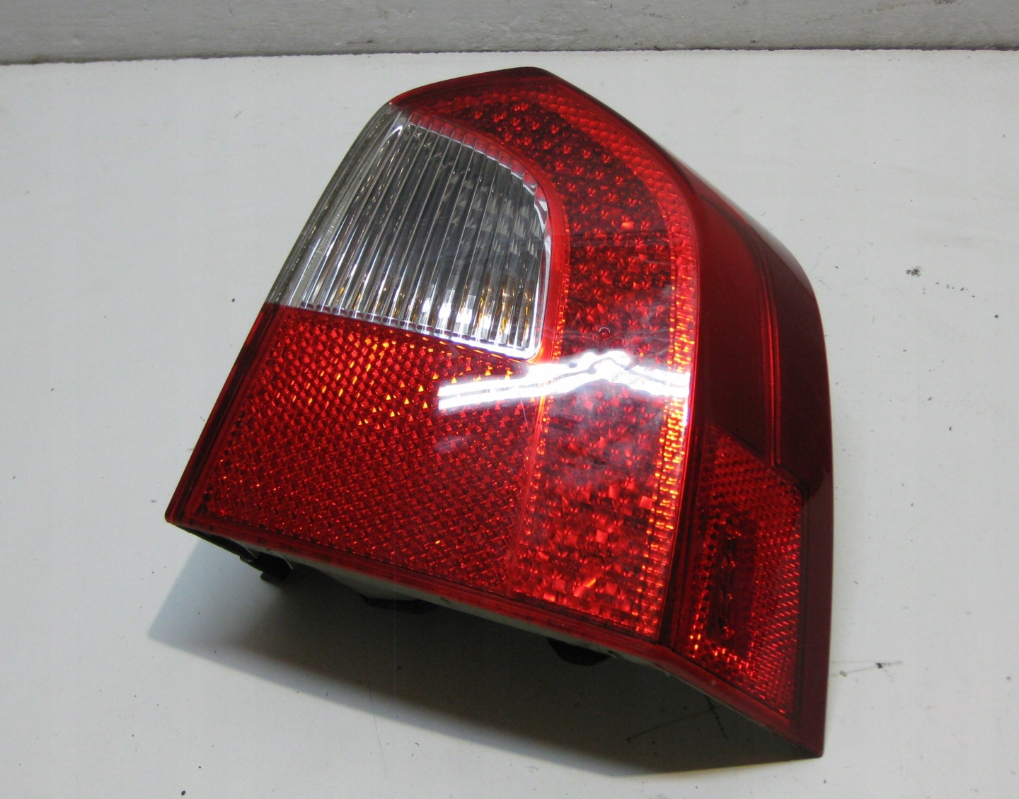 VOLVO V70 2.0 D 09R light right rear part 30698984