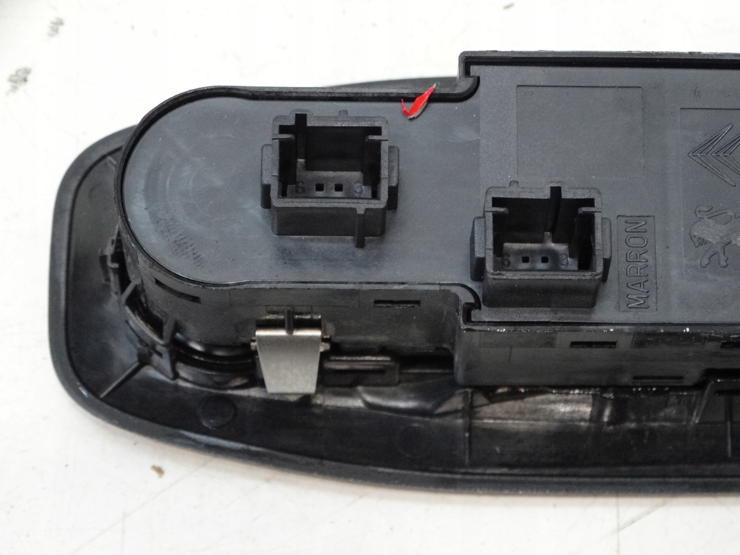 PANEL switch of control of the window left front PEUGEOT 208 2008 and 98242539ZD