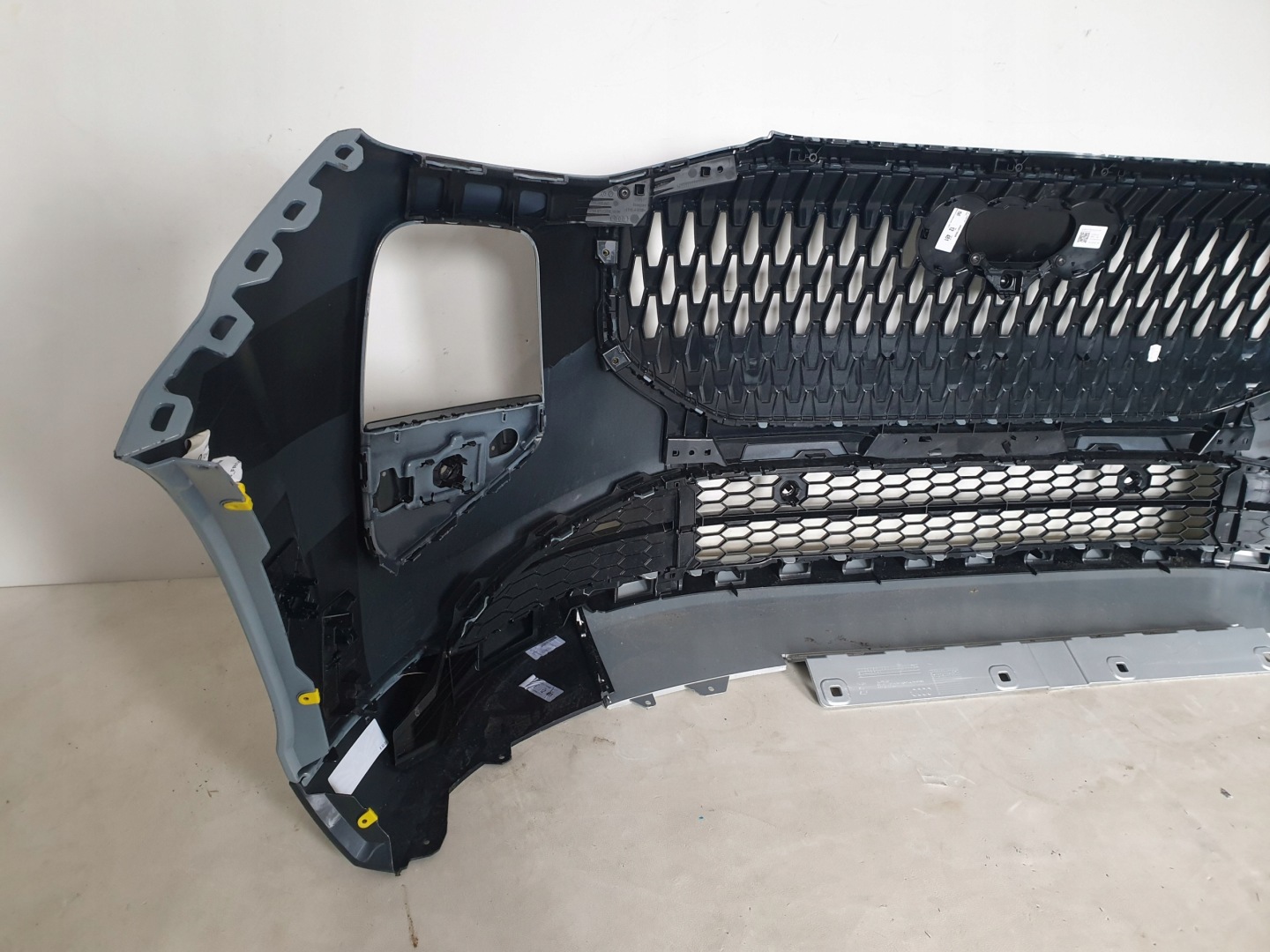 AUDI Q3 III 83H 25-> bumper front front 6 x PDC 83H807437