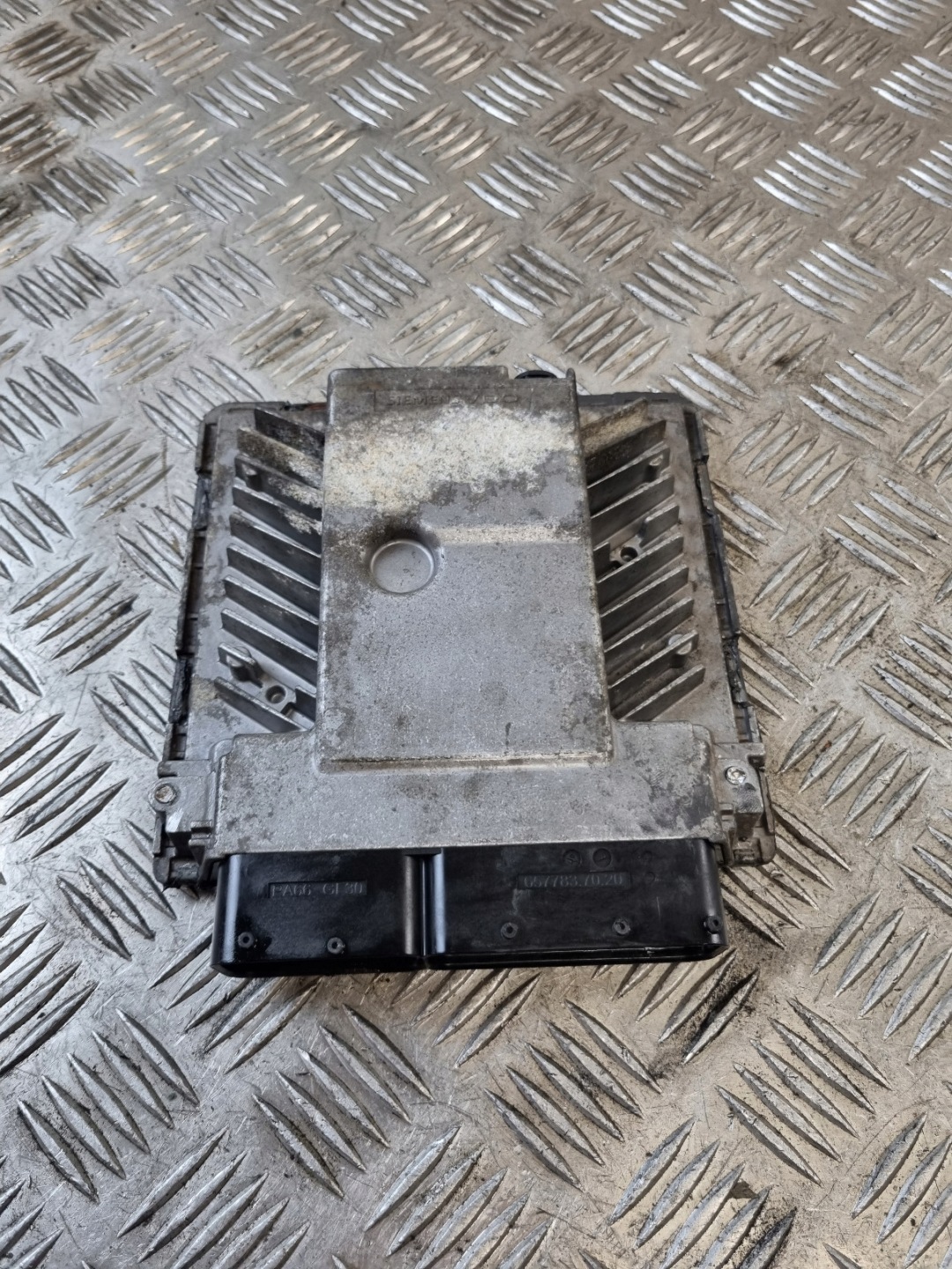 unité de commande électronique uce moteur VW Passat B6 2.0 TDI 03G906018FG