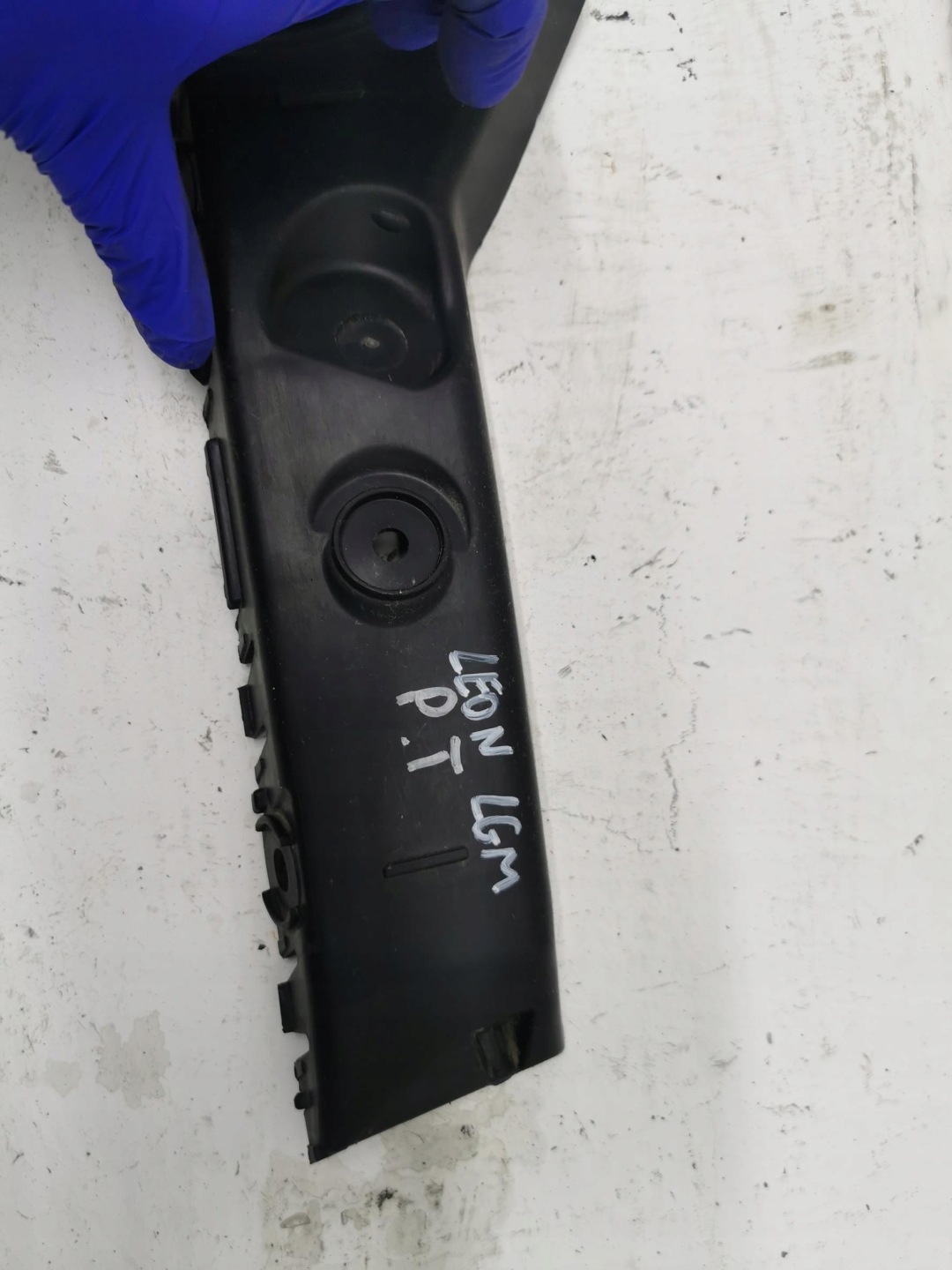 bumper bracket right rear part SEAT LEON III 5F0807376