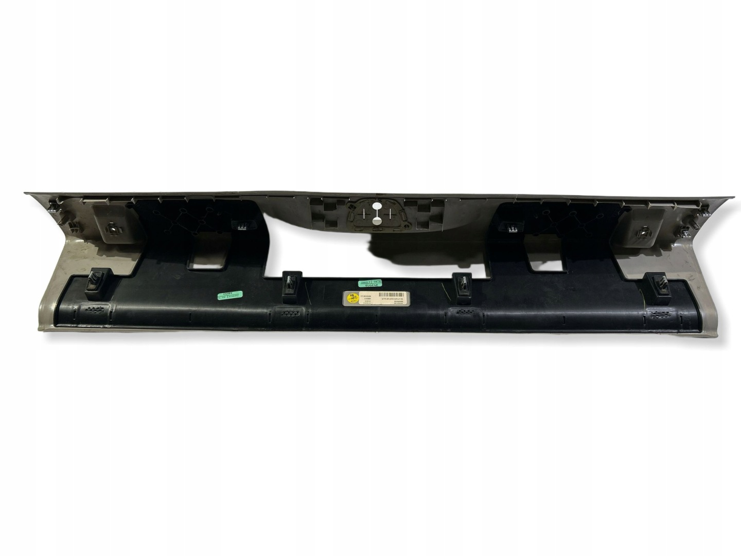 cover of the threshold supports boot covering side Chrysler Pacifica 2017