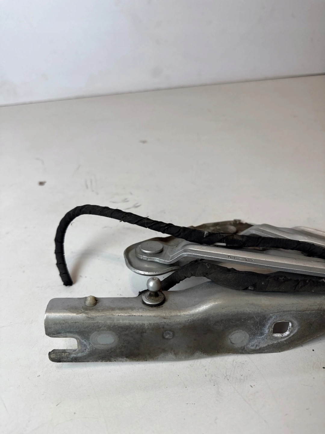 hinge bonnets front front right Audi A1 8X