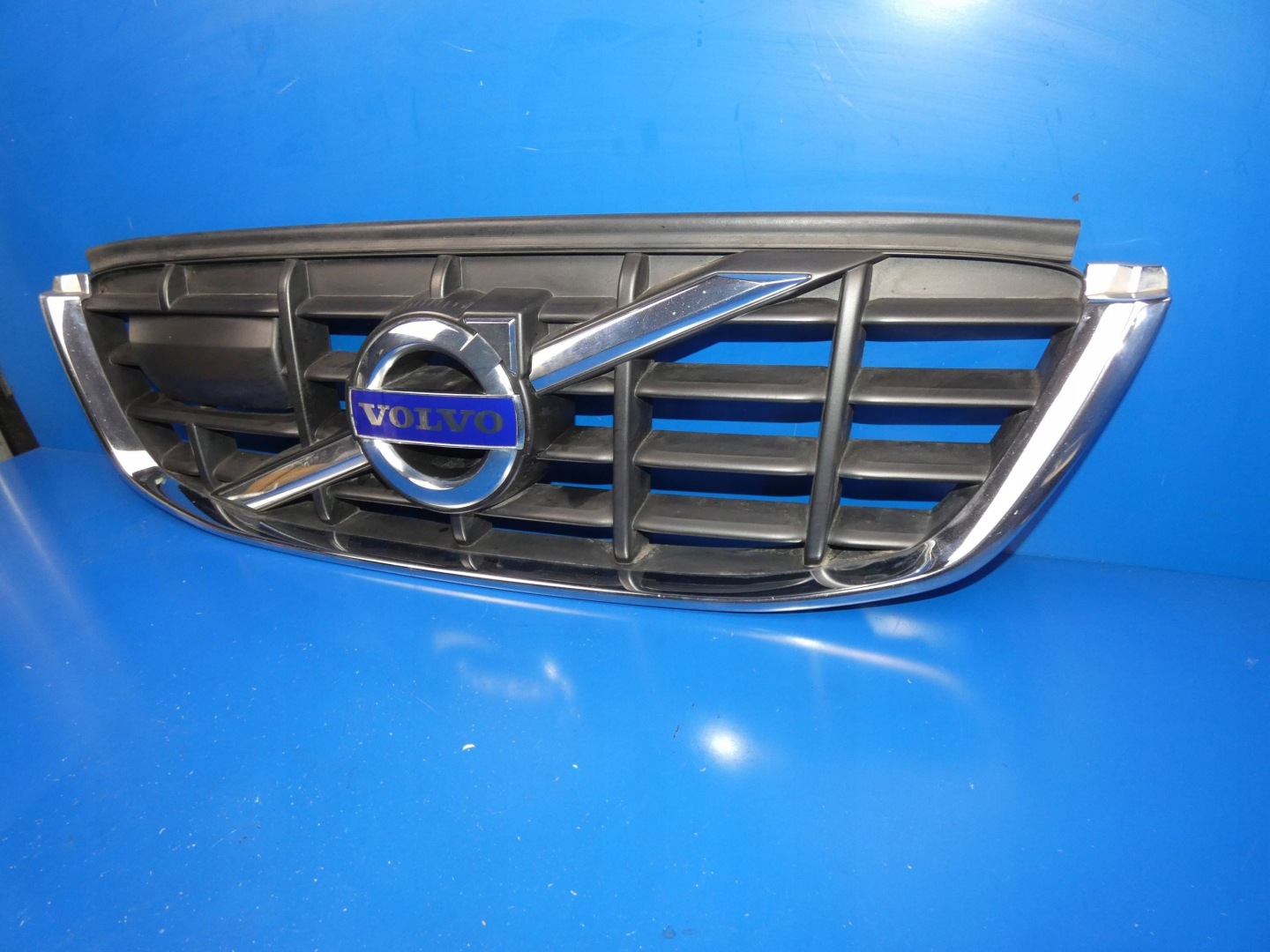 VOLVO XC60 and grill grille radiator below RADAR