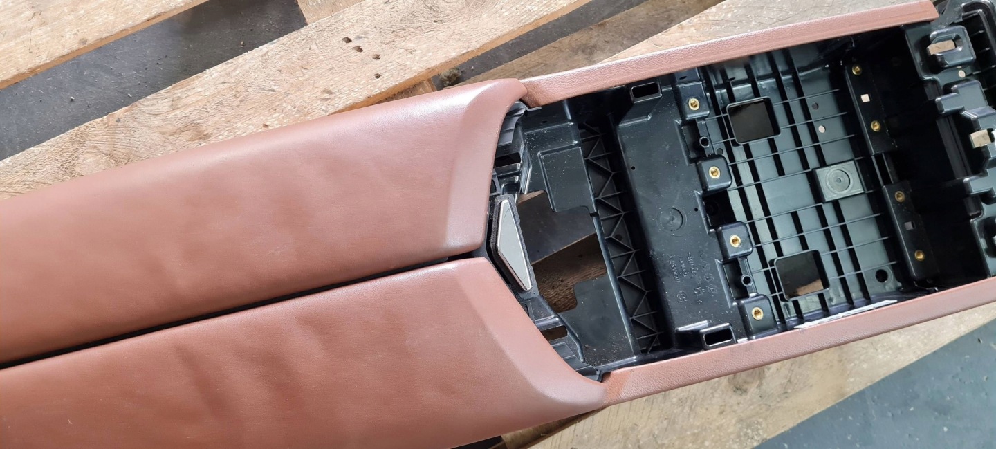 Maserati Quattroporte VI TUNEL armrest central leather 105088372C