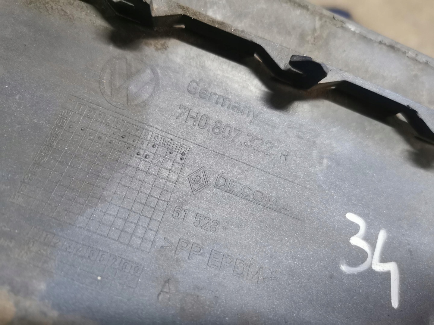 Ecke der Stoßstange unter LAMPE rechts heck VW T5 7H0807322
