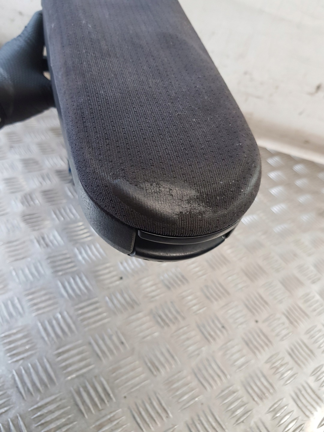 armrest + holder bracket 1J0864273B VW GOLF IV 98R