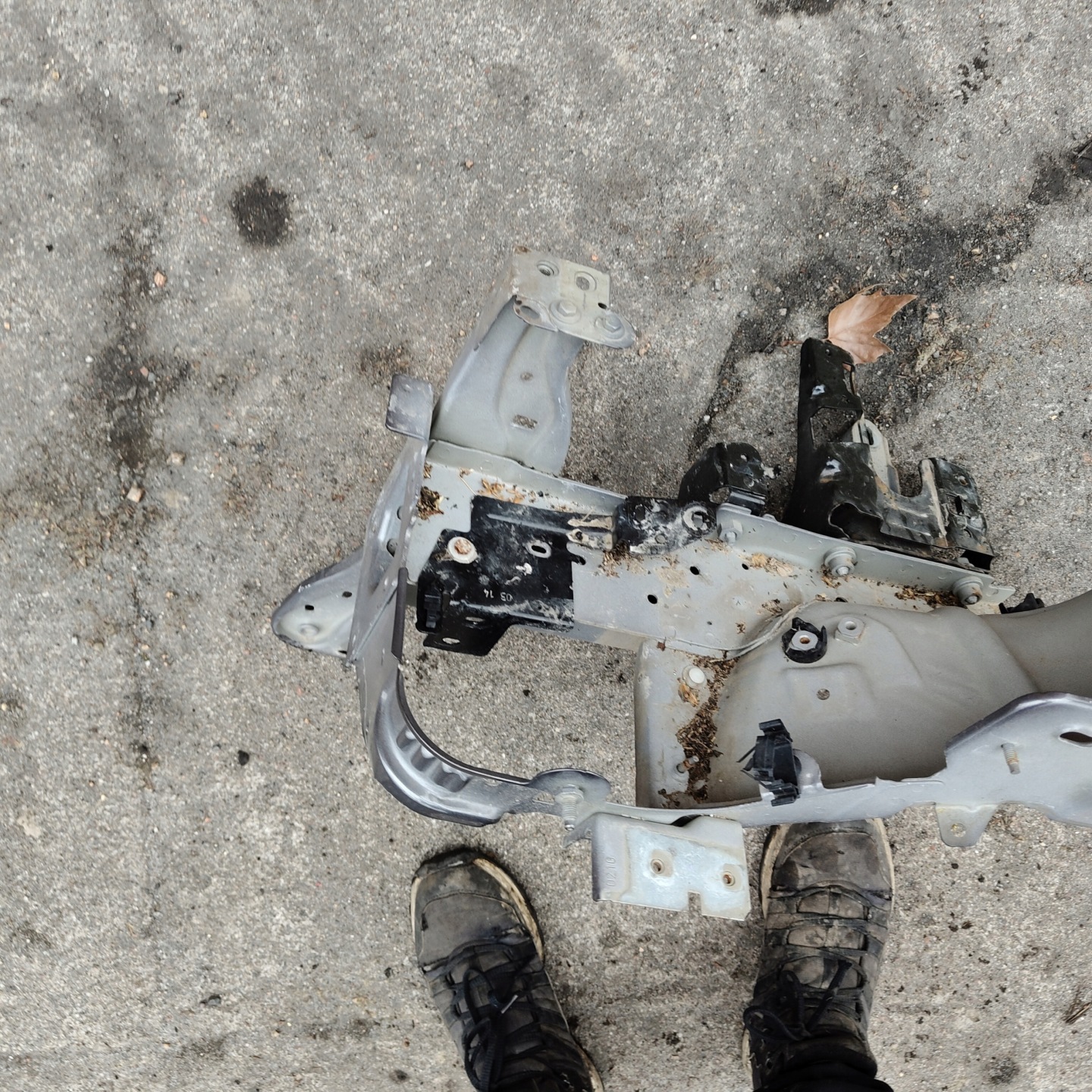quarter left PEUGEOT 2008 and