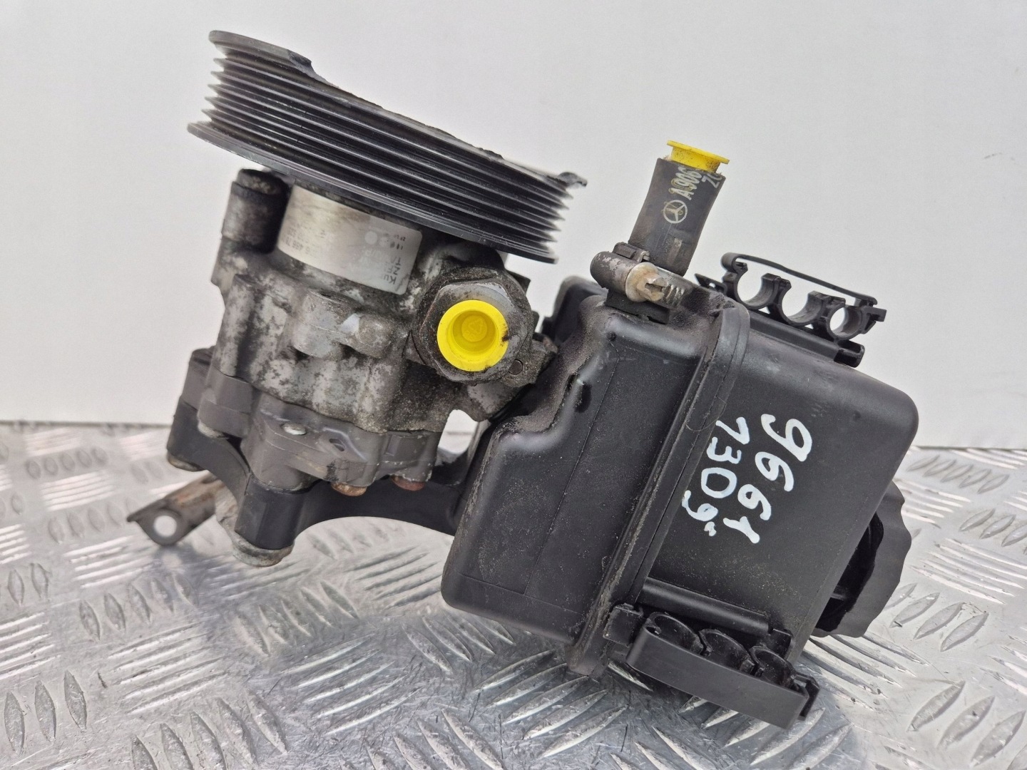 Mercedes Sprinter 2.2 W906 servo pump A0064667801 OM651