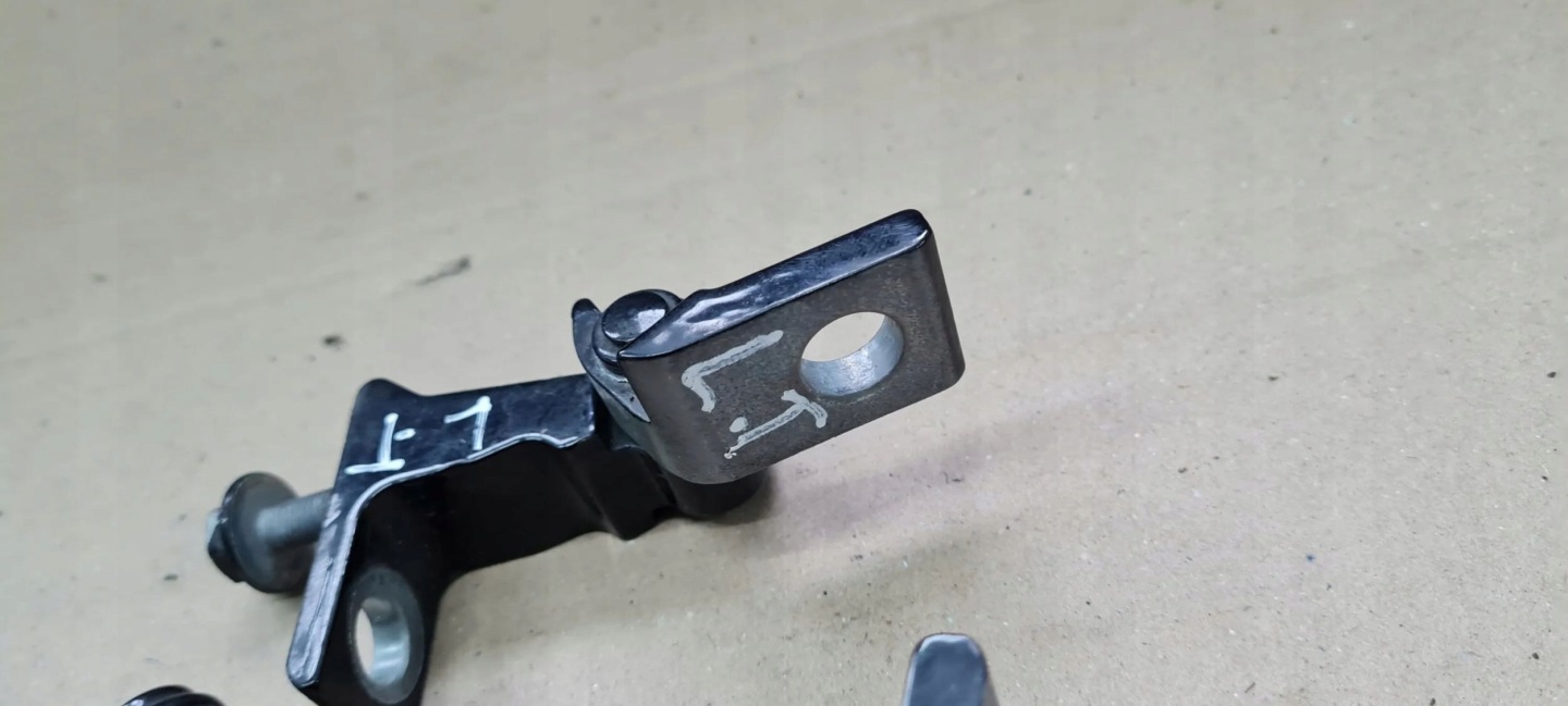 A6 C7 4G hinge hinges door left left rear part rear. LZ9Y