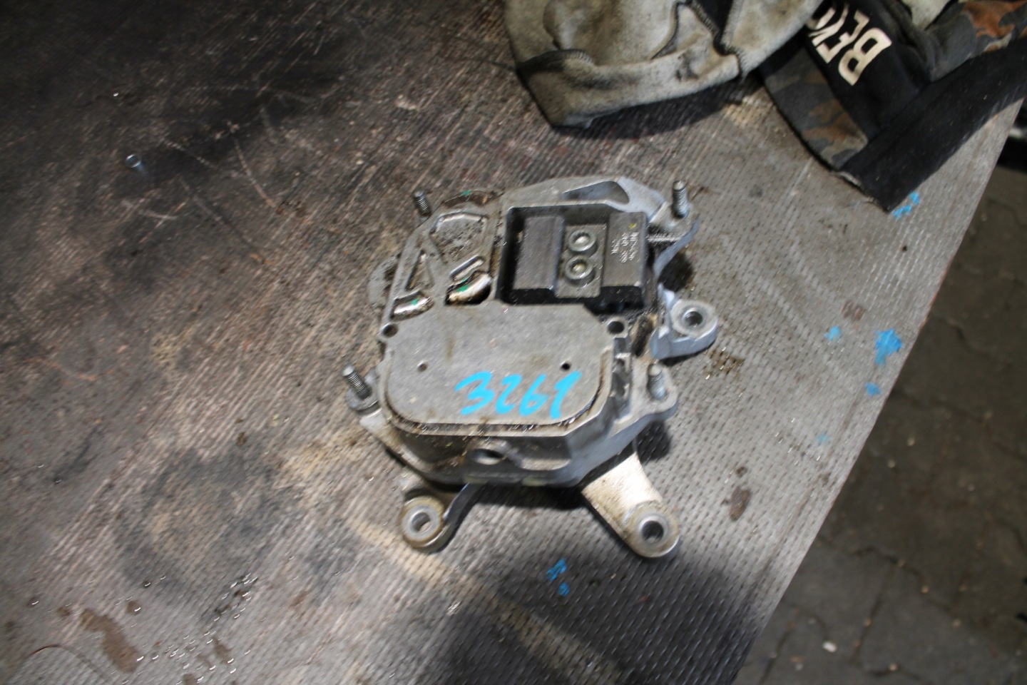 3261. holder gearbox mount AUDI 4M0399153AG 4M4399115C