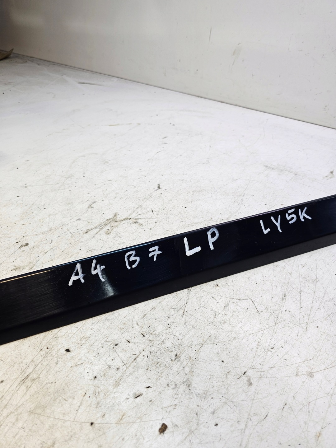 moulding door lower left front AUDI A4 B7 LY5K