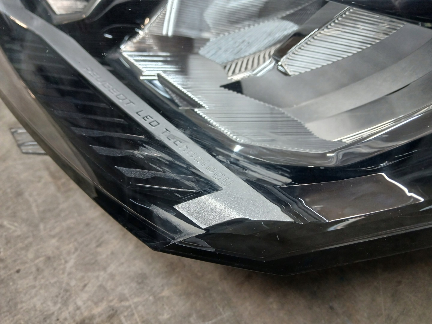light front left PEUGEOT 308 T10 III 3 21- LED 9851673380-00