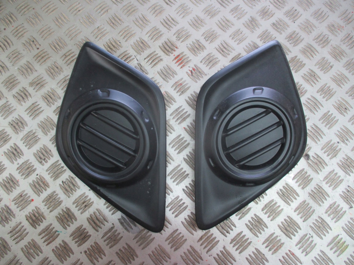 grid of a bumper TOYOTA HILUX VIII 2015R->