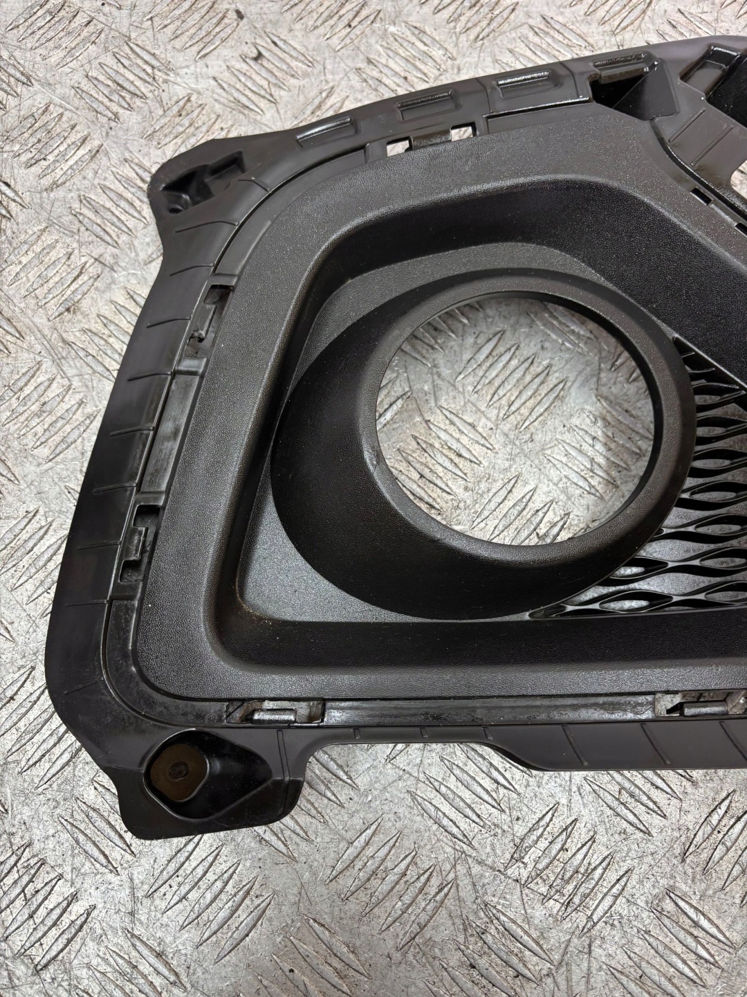 grid lower of a bumper right HYUNDAI I10 II 13