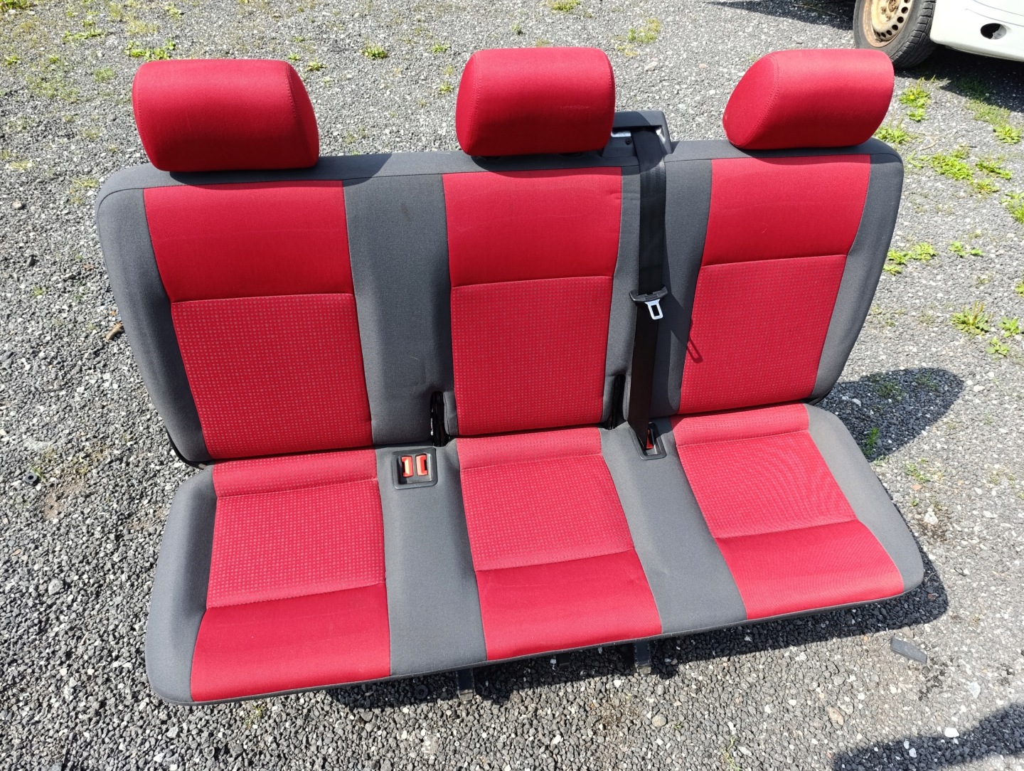 VW T5 Sitz TRZYOSOBOWA TROJKA CZARNO-roter MATERIAL