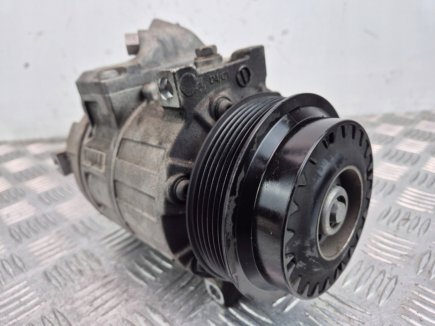 Mercedes E200 CGI W212 compressor; compressor of the air conditioning A0008307800