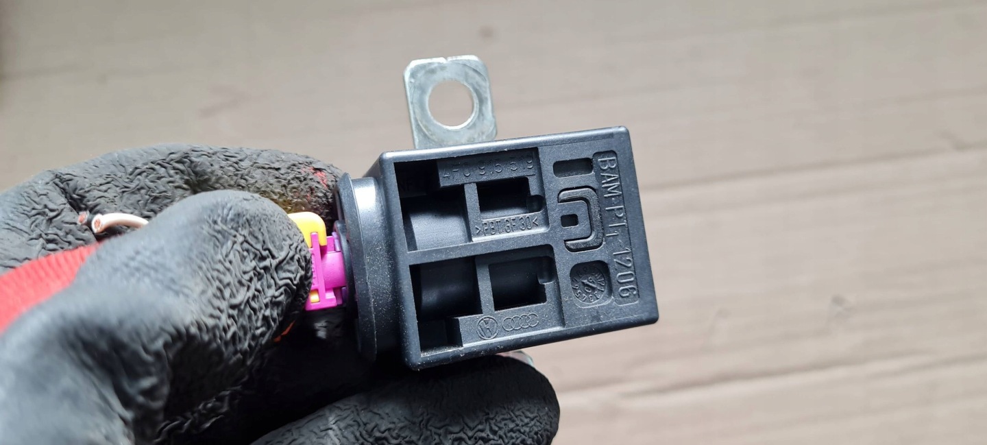 A6 C6 LIFT fuse PIROTECHNICZNY A4 B8 S4 A5 A6 C7 Q3 4F0915519