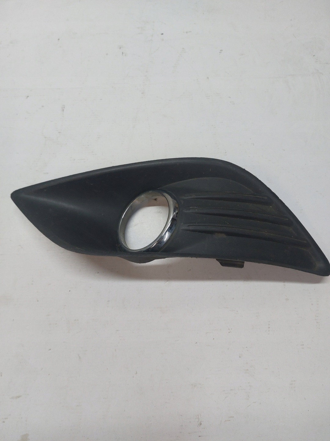 grid of a bumper left front FORD FOCUS II