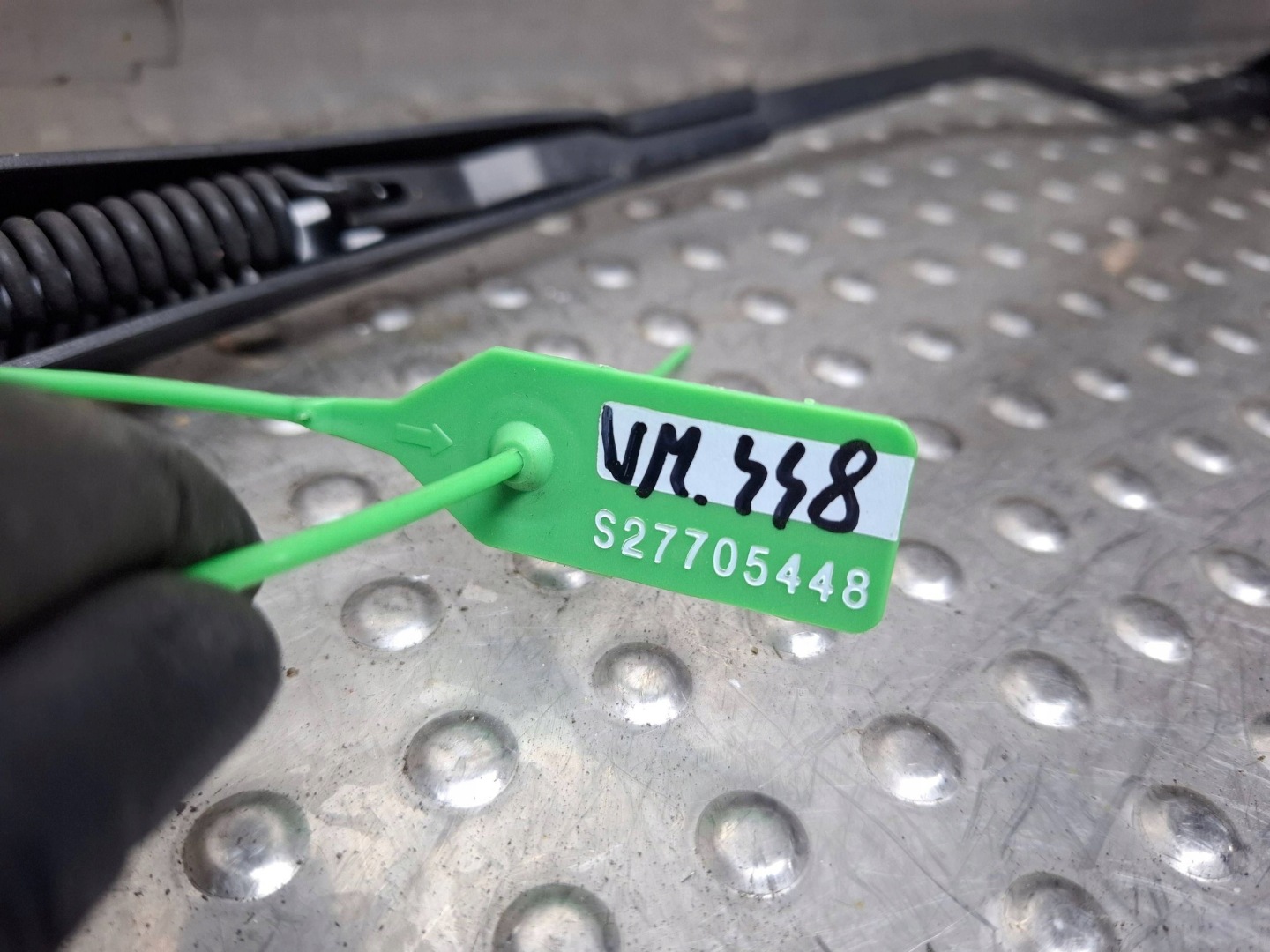 wiper arm left front A2138205302 MERCEDES E-KLASA W213 AMG