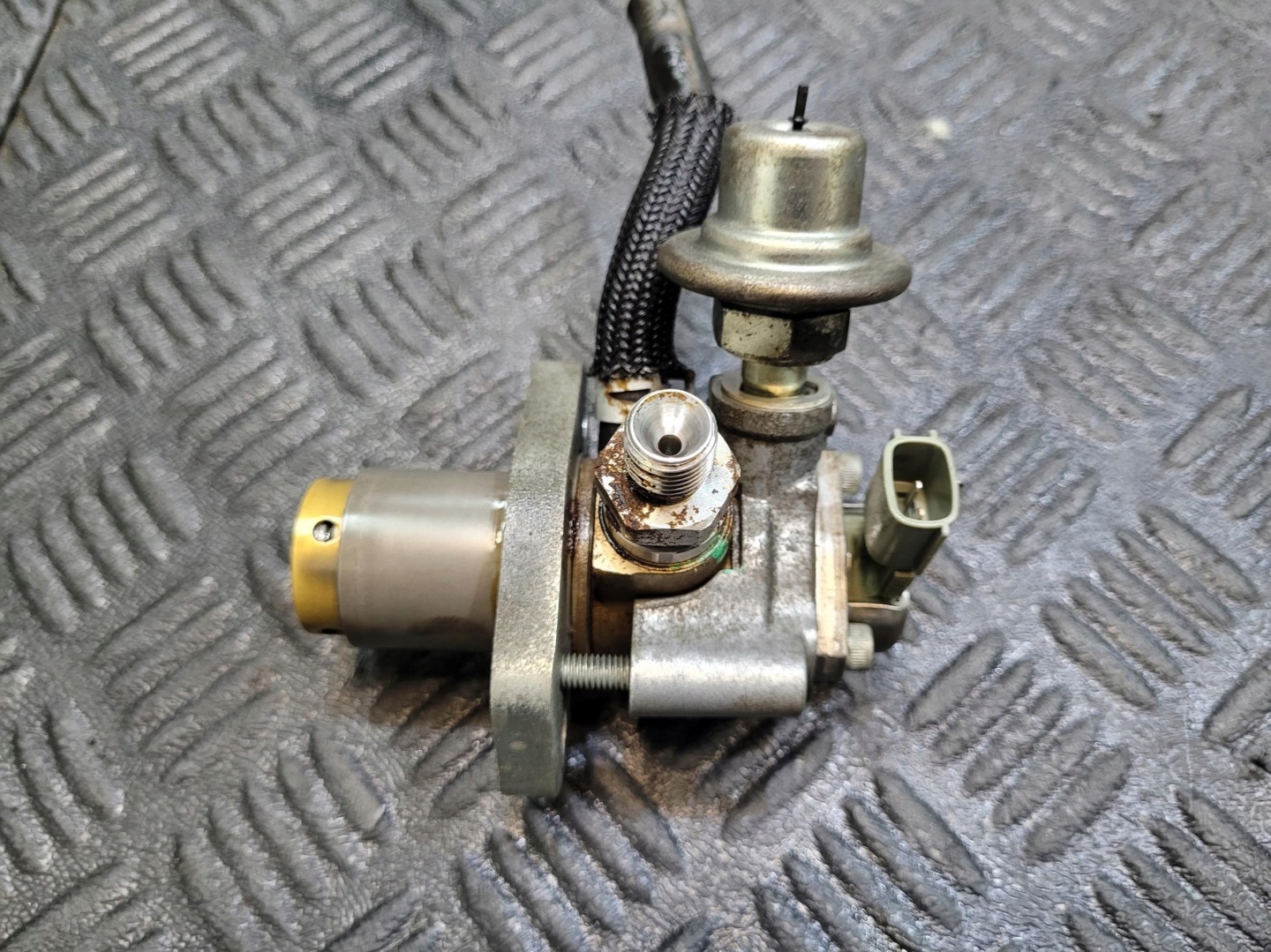 feed pump injection pump 23100-38100 LEXUS LS 600 LS600 H 5.0