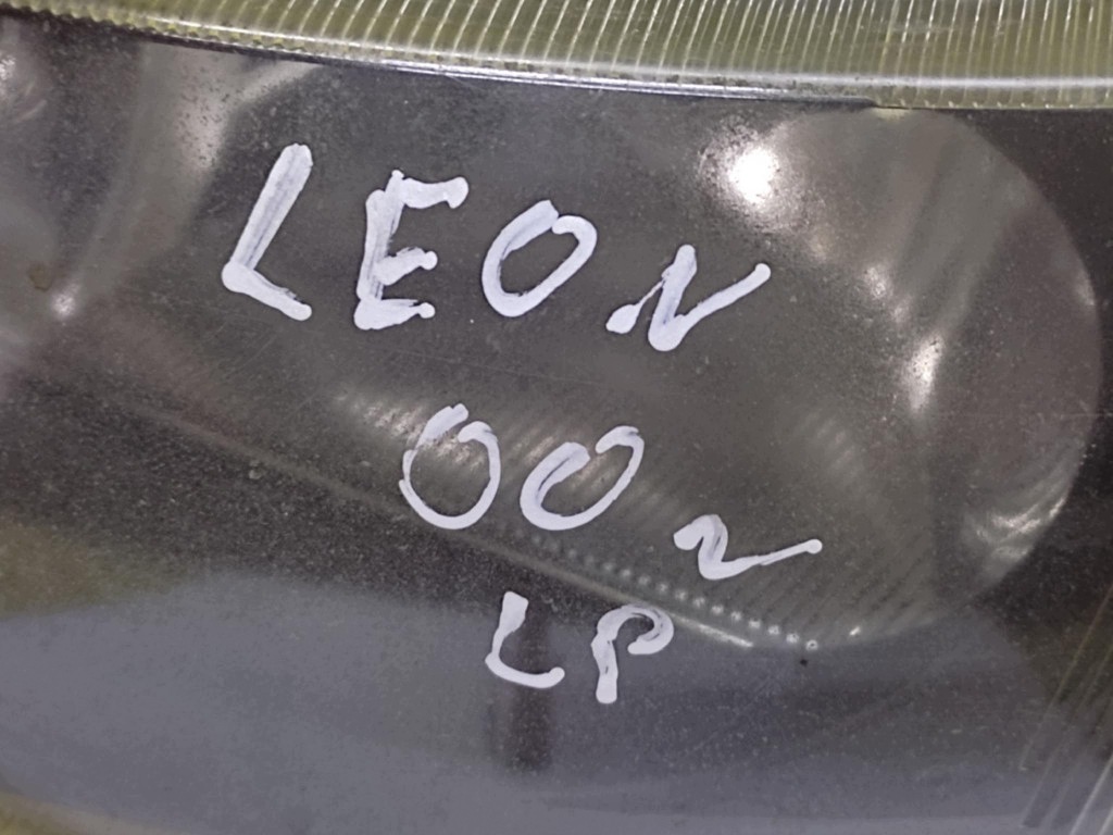 SEAT LEON and REFLEKTOR light left front 1M1941001D