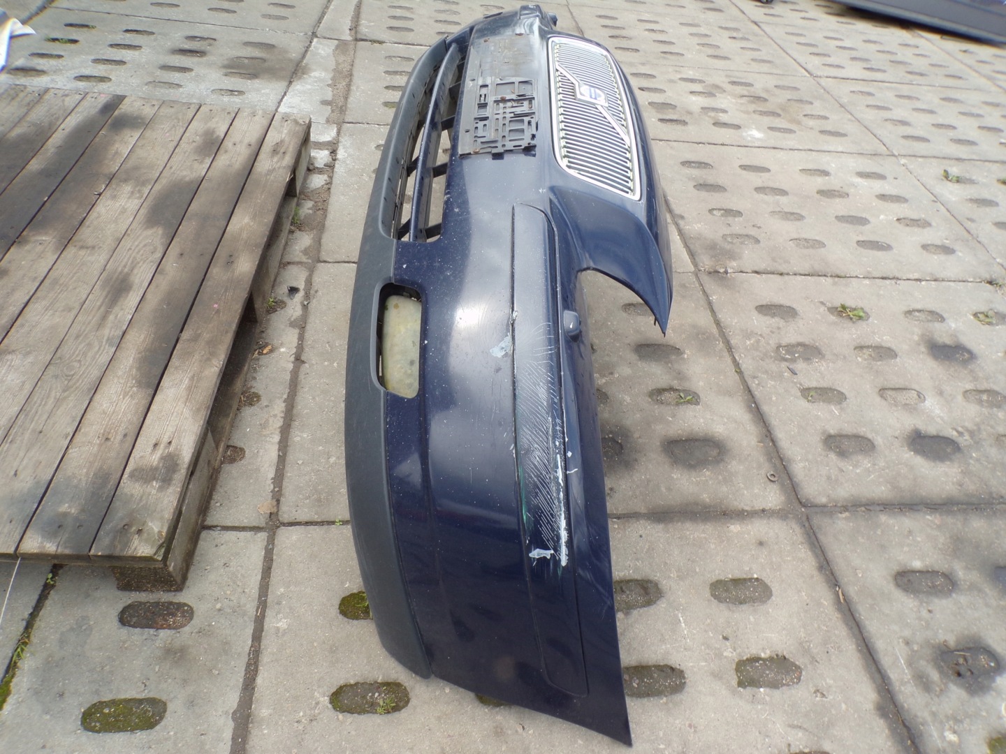 Frontstoßstange vorne VOLVO V70 II Farbe 61300 DEEP BLUE Spritzdüse