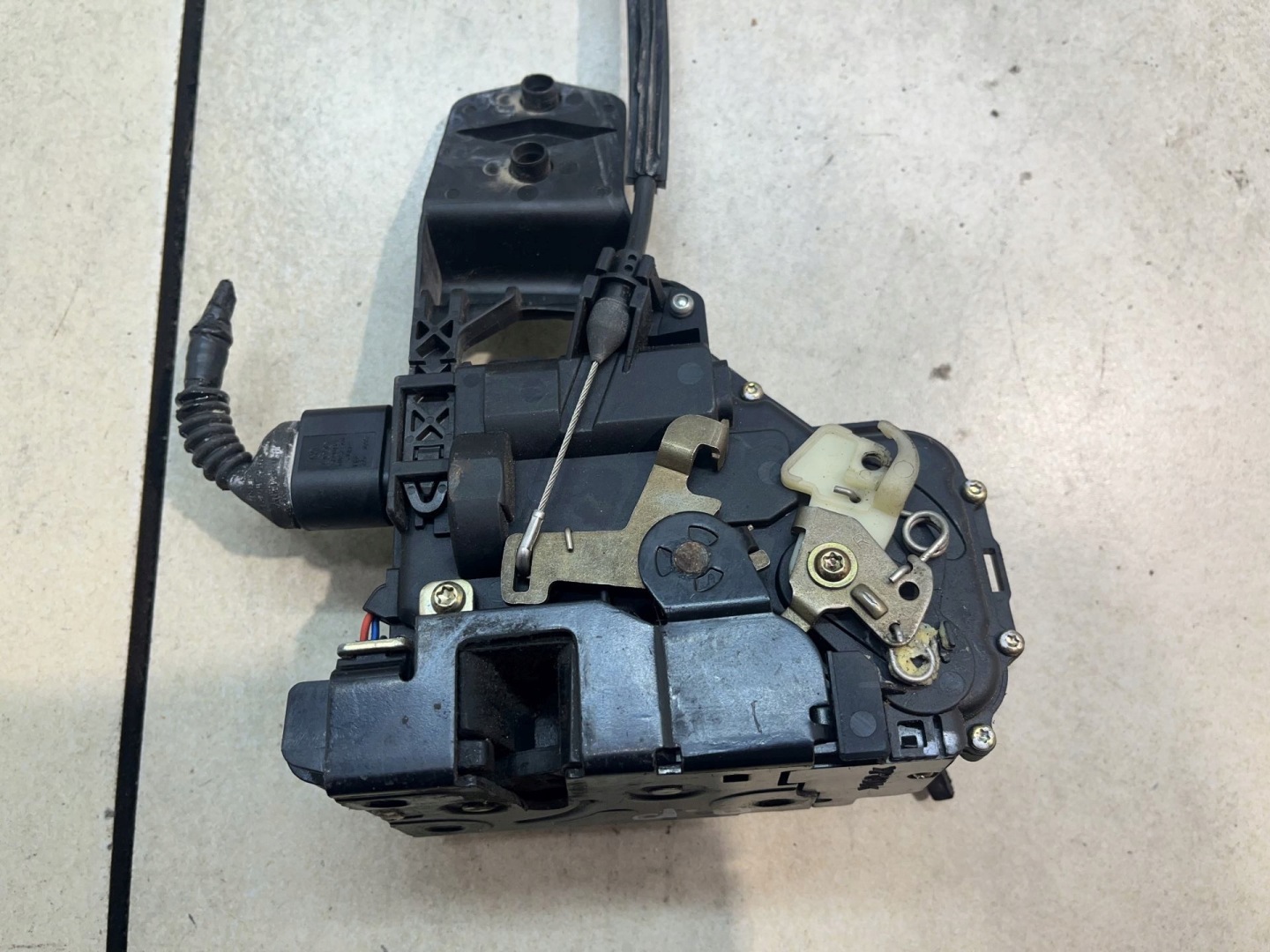 lock door right front VW PASSAT B5 1.6B 8PIN