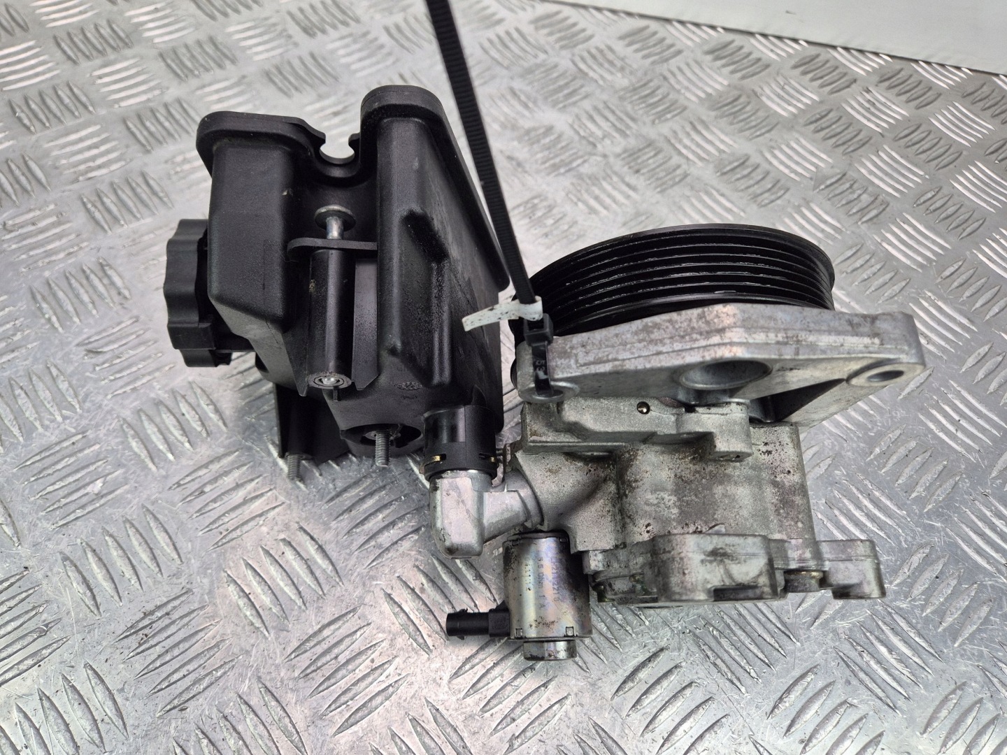 Mercedes E350 W211 pompe direction assistée 0044663601 M272.964