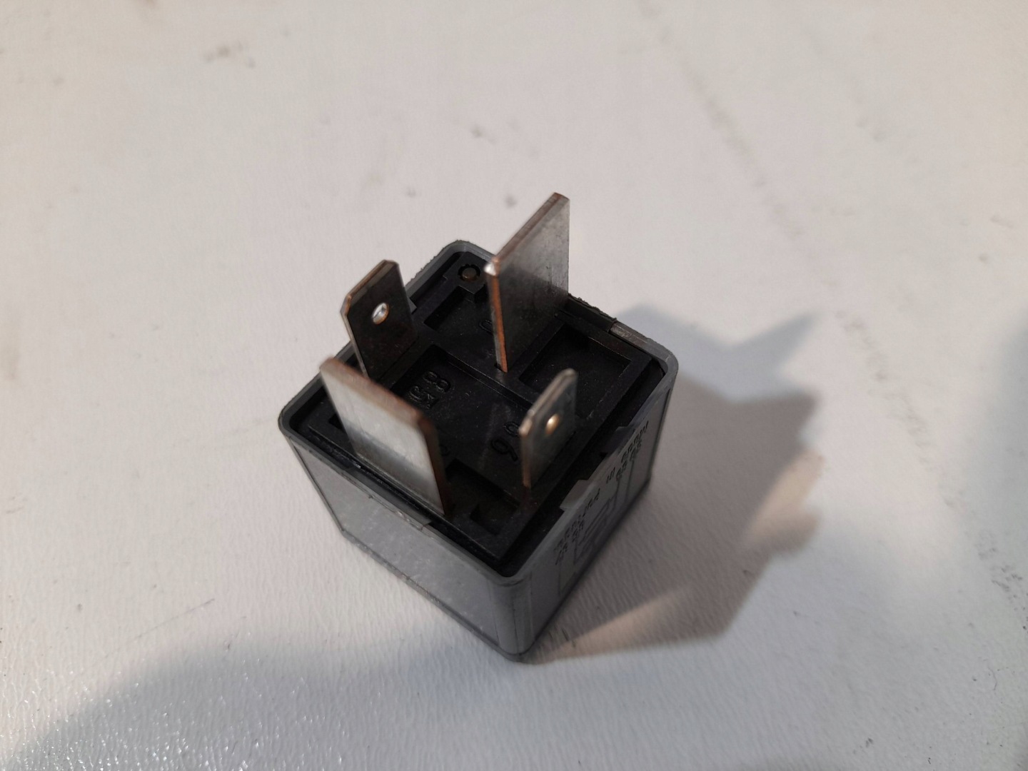 Audi A4 VOLKSWAGEN GOLF relay 8D0951253 / 373 (P230)