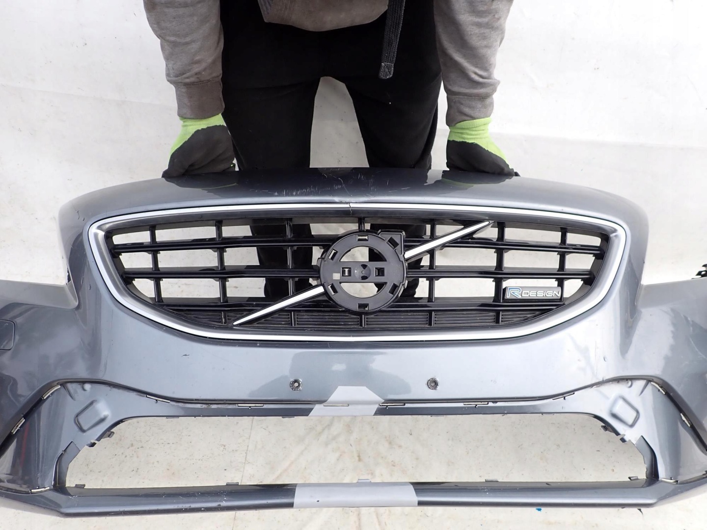 VOLVO V40 R-design 12-19 bumper front washer PDC