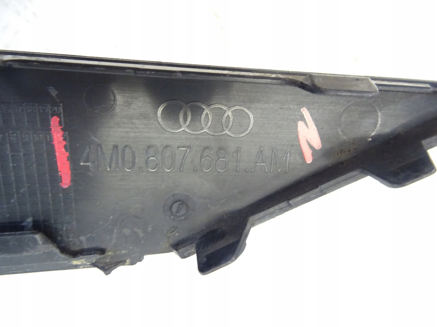 grid of a bumper front front left AUDI Q7 4M LIFT 4M0807681AM