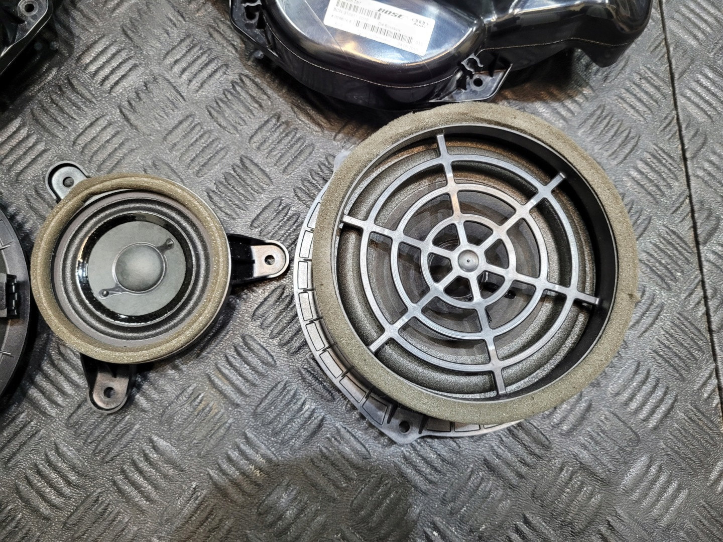 KOMPLET repráků repráky reprák SUBWOOFER BOSE AUDI A8 D4