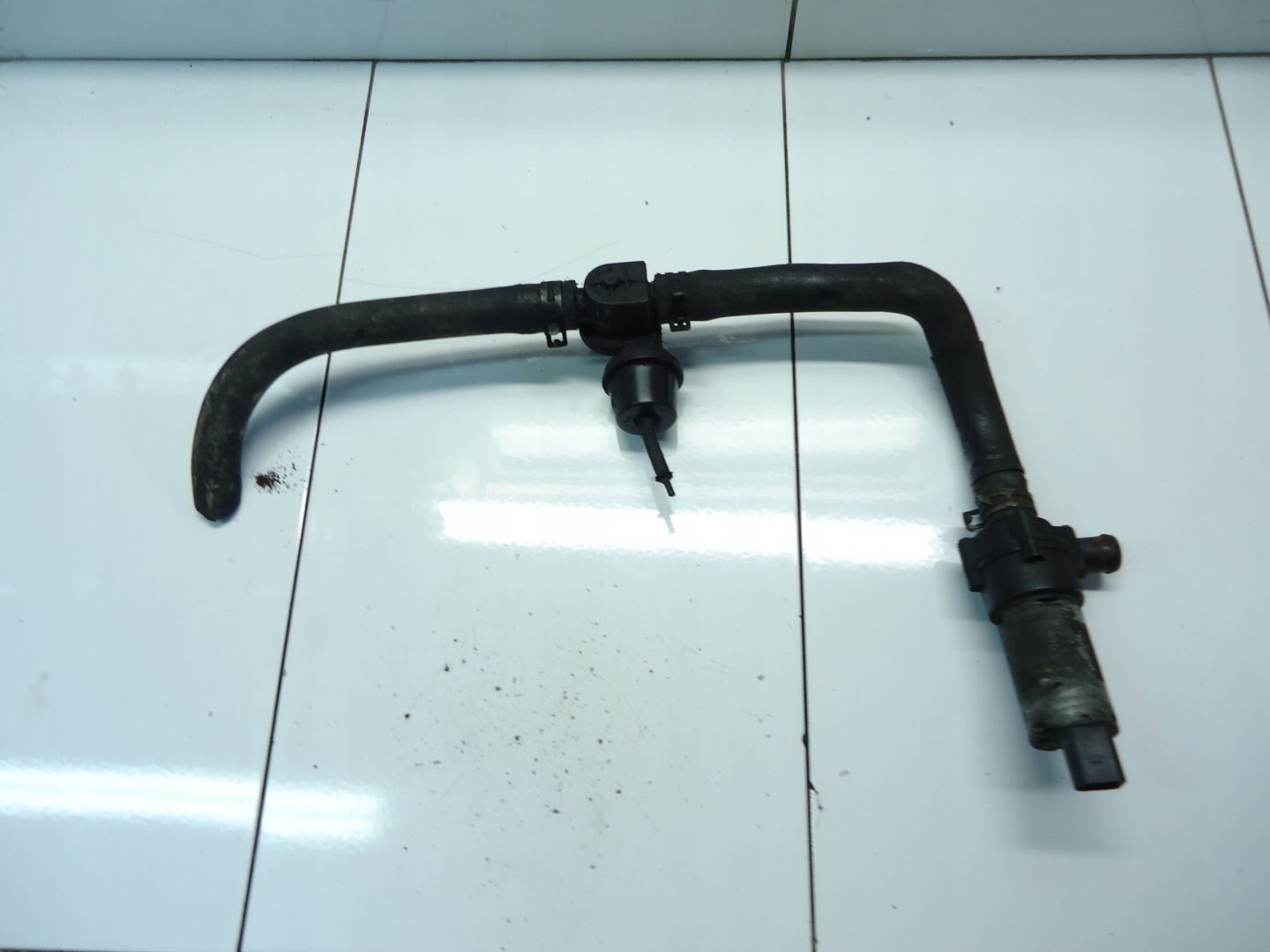VW LT 2.5 TDI prijenos cijevčica dodatna pumpa cirkulacije vode 1J0965561A