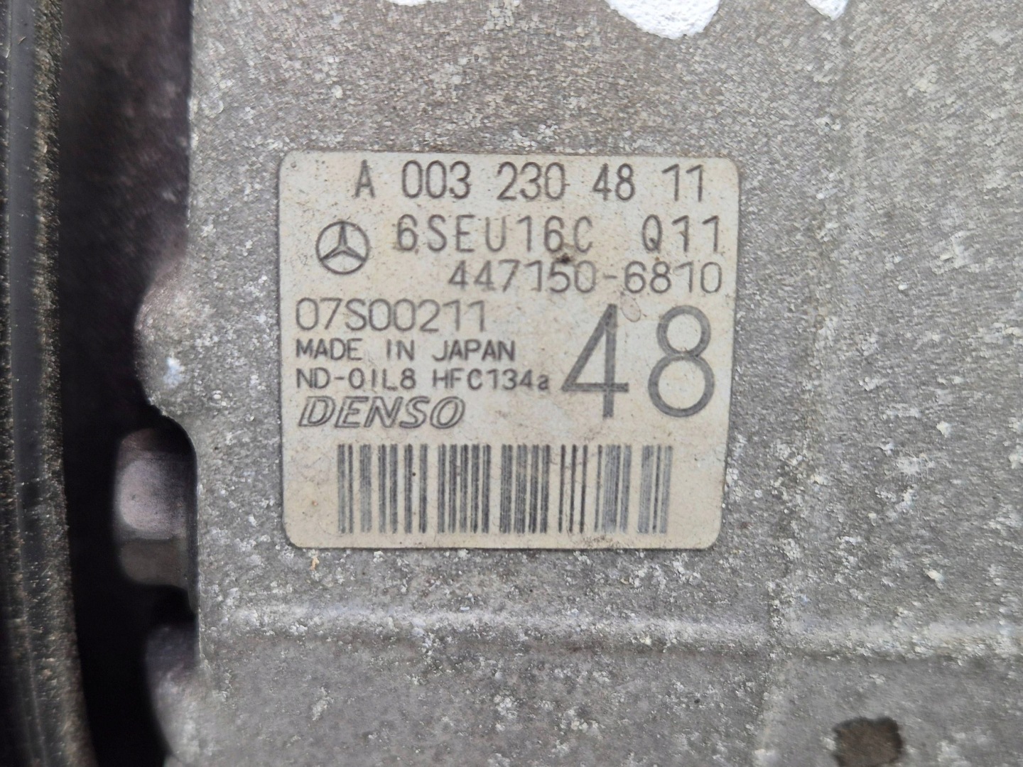 Mercedes E200 CGI W212 compressor; compressor of the air conditioning A0032304811
