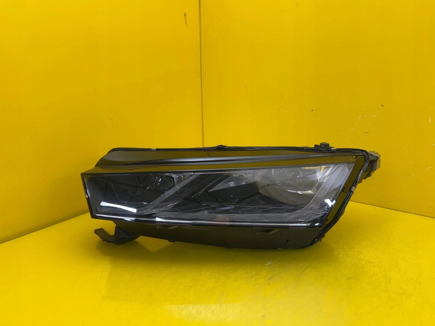 light left Skoda Octavia IV 5E4 5E4941015B Full Led